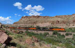 Etwas südöstlich von Kingman, AZ, bietet die Historic Route 66 sehr gute Fotostellen in der fantastischen Landschaft: Sieben Loks ziehen einen Güterzug in der roten Felswüste westwärts. Kingman, AZ, 30.9.2022