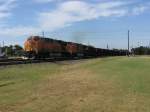 Die beiden BNSF Loks 7667 und 5088 ziehen einen Gterzug mit 109 (!!!) Wagen. Am Zugschluss schiebt noch eine weitere BNSF Lok mit der Nummer 4168 nach (nicht auf dem Bild zu sehen). Aufgenommen am 11.10.2007 in Sealy (Texas).