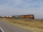Vier Loks, davon drei der BNSF,  bespannen am 10.11.2007 einen Gterzug, aufgenommen zwischen Dallas und Amarillo (Texas).