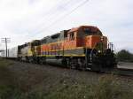 Die BNSF Loks 2277 und 3034 mit einem Gterzug aus nur 3 Wagen am 28.11.2007 in Rosenberg (bei Houston, Texas).