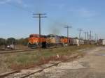 Zugkreuzung in Rosenberg (bei Houston, Texas): Der BNSF Zug links kommt gerade aus Sealy und ist in Richtung Galveston unterwegs.