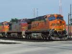 Eine 3er Traktion BNSF Lokomotiven ueberquert am 09.07.2009 einen Bahnuebergang in Newton, Kansas.