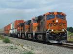 Eine 4-fach Traktion Dash-9 der BNSF am 18.07.2009 in Rose Hill, Kansas.