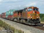 Zwei BNSF Dash-9 ziehen am 18.07.2009 einen Twin-Stack Containerzug durch Rose Hill, Kansas.