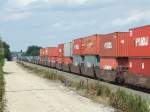 Wie eine Wand teilt ein Twin-Stack Containerzug den kleinen Ort Rose Hill in Kansas am 18.07.2009.