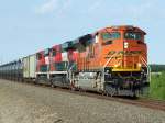 Eine BNSF SD-70 in nagelneuem Lack und Design, fuehrt am 19.07.2009 zusammen mit zwei Dieselloks der Ferromex (Mexico) einen Kesselzug gen Suedwesten nahe Rose Hill, Kansas.