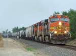 Ein Mix-Gterzug der BNSF am 20.07.2009 zwischen Augusta und Rose Hill, Kansas in Richtung Sden.