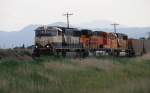 I. 3.7.2011 Zwischen Boulder und Longmont, CO. Drei BNSF Maschinen in unterschiedlicher Lackierung Richtung Norden (Cheyenne, WY). Das Gleis verluft ca 20km parallel zum Diagonal Highway. (Route 119) Aus dem Auto lieen sich auch ein paar pics machen. Fr diese hier sind wir etwas vorgefahren, haben an einem B gestoppt und wurden mit etlichen Pf 1 gegrt.
Angaben zum Loktyp willkommen.