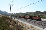 Mit einen Eastbound Intermodal am Haken erklimmen die BNSF Loks # 6633 (GE ES44C4), # 7535 (GE ES44DC), # 7444 (GE ES44DC), # 5100 (GE C44-9W) den Cajon Pass in Kalifornien.