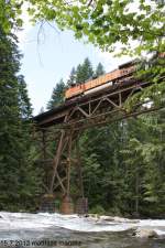 15.7.2012 BNSF #4925 (C44-9W) berquert als Schlusslok den Skykomish River.