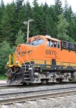 15.7.2012 kurz vor der westlichen Einfahrt in den Cascade Tunnel, WA. BNSF 6970 (SD 40). Nettes Detail: Beleuchtete Stufe (2. von unten, weier Punkt links) fr Tf. 