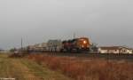 BNSF 6743 und BNSF 6792 mit einem Containerzug am 15.12.2014 bei Wallis, Texas.