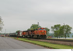 Ein gemischter Güterzug der Burlington Northern and Santa Fe Railway passiert am 11. Mai 2016 die am Mississippi gelegene Ortschaft Cassville in Wisconsin. Als Lokomotiven kamen BNSF # 5262 (GE C44-9W), Canadian Pacific # 9777 (GE AC4400CW) und BNSF # 4112 (GE C44-9W) zum Einsatz.