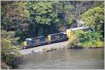 Zwei CSX Loks der Gattung SD-40/45/60 ziehen den Zug beinahe auf Wasserhöhe südwärts unter der Bear Mountain Bridge hindurch. (07.10.2017)