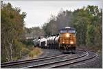 CSX GE ES40DC 5241 führt mit drei weiteren Loks einen langen Güterzug zwischen Utica und Syracuse auf der Hauptstrecke von Albany nach Buffalo. Der gemischte Zug führte 175 Wagen oder 700 Achsen und die Durchfahrt dauerte 3 1/2 Minuten. (11.10.2017)