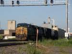 Ein Gterzug mit ES44DC # 5240 und einer SD 40-2 fhrt durch Erie/PA. Dort ist das Werk, in dem alle GE Lokomotiven gebaut werden. Datum: 7.6.2012