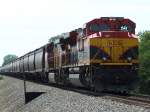 Eine SD-70 der KCS aus Kansas City schiebt am 20.07.2009 nahe Rose Hill, Kansas einen Getreidezug der BNSF.