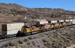 Während der Bergfahrt des BNSF-Containerzuges nähert sich von der Passhöhe her dieser gemischte UP-Güterzug.