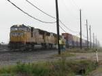 Drei Union Pacific Loks bespannen am 15.2.2008 einen Containerzug. Aufgenommen bei starken Regen in Houston (Texas).