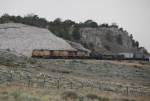 5.7.2012 zwischen Rock Island, WY und Laramie, WY, Route 30 / 287. Bild I.  Union Pacifics 7154 (AC44CW) - 6846 (AC44CW)  und 5604 (ES44AC) mit gemischten Gterzug sdwrts.  Hatte ursprnglich den UP150 Express nach Rawlins, WY  verfolgt . Der war jedoch schneller als erwartet. So wurde es denn  nur  ein Gterzug - auf dem Rckweg. General Electric AC44 ist hnlich der Dash-9.