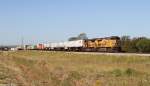 UP 7938 + 8380 mit Güterzug am 13.10.2015 bei Millsap, Texas.