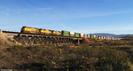 UP 8249 (GE ES44AC), 4256, 8585 mit Containerzug am 11.03.2016 bei Vail, Arizona.