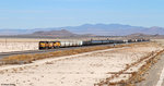 UP 8690 (EMD SD70ACe), 7332, 6242 mit gemischten Güterzug am 11.03.2016 bei Lordsburg, New Mexico.