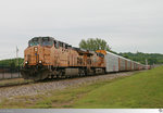 Union Pacific Lok # 6541 (GE AC44CW) und Lok # 7916 (GE AC45CCTE) befördern einen leeren Autozug durch die Ortschaft Hannibal, Missouri / USA am 16. Mai 2016.