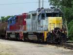 Eine Diesellokomotive der WAMX zieht zusammen mit einer weiteren einen kurzen Gueterzug durch McPherson, Kansas am 09.07.2009.