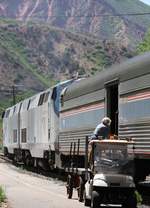 6.7.12 Glenwood Springs, CO. Beladung des Gepäckwagens des California Zephyrs. Man beachte den modernen Gepäckwagen mit Vollgummirädern.