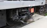 17.6.2012 Danbury, CT. Detailaufnahme der Stromabnehmer der GE P32AC-DM  GENESIS-II  Dual-Mode Locomotive #219 - hinteres Drehgestell