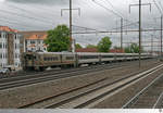 Steuerwagen Nr. 6074, ein Alstom Comet V, führt einen Personenzug der New Jersey Transit an. Der Aus New York City kommende Zug erreicht gerade den Bahnhof Linden in New Jersey. Die Aufnahme entstand am 13. Mai 2018.