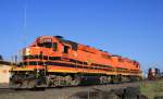 11.7.2012 Eugene, OR. 2 Maschinen der Williamette & Pacifiic RR 2309+2302 (GP 39-2) warten auf ihren Einsatz whrend #1801 sich im Hintergrund schon warmluft.