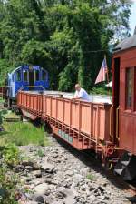 1.7.2012 Mt. Tremper, NY. Catskill Mountain Railroad. # 407 (Alco S-1, 1946) schiebt zwei Aussichts- und zwei Personenwagen ber die Route 28. Hurricane Irene beschdigte an vielen Stellen das Gleisbett, so dass (noch) nicht die gesamte Strecke befahren werden kann.