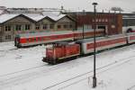 346 995-4 steht mit einigen Wagen von DB Nachtzug in ...