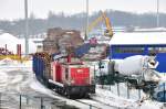 v-60-der-dr---br-105-106---br-345-346 WFL Lok 6, bei der Holzverladung im Stralsunder Stadthafen am 19.02.2010