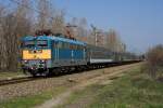 V43 1223 mit einem IC nach Szeged bei der Durchfahrt ...