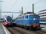 5341 019-7 (Stadler Flirt), V43 1001 warten am Hauptbahnhof Budapest-D�li, ...