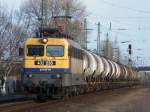 M�V-Trakci� 432 235 f�hrt mit einem G�terzug am Bahnhof Kőb�nya-Kispest ...