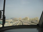 Die Fahrt in einem Zug der Dubai Jumeirah Monorail auf der Palm  auf dem vordersten Sitzplatz.