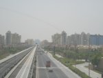 Blick auf das Gleis der Dubai Jumeirah Monorail.
Ich habe diese Seitenperspektive gewhlt,damit man auch den Vergleich zwischen Strae und Bahn sieht.
Aufgenommen am 24.7.2010