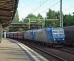 Verkehrsbetriebe Peine-Salzgitter GmbH 185 530-3 mit noch einer 185 aus dem gleichen Unternehmen ziehen ihren Zug durch Hamburg-Harburg. Aufgenommen am 06.07.2010.