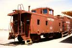 verschiedene Caboose und Boxcar der Union Pacific Railroad sind mit dem historischen Bahnhof von Boulder City im Clark County Museum in Henderson (NV) aufgestellt.  (Aufnahme vom 22. Juni 1987).