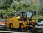 Ein neuer MOL Zweiwegetraktor durchf�hrt am 06.08.10 den Verschiebebahnhof von ...