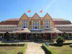 Der Bahnhof der Hochlandstadt Da Lat. Regelbetrieb findet hier nicht mehr statt, da die Schmalspurstrecke im Vietnamkrieg zerstrt wurde, nur noch 5 km sind befahrbar. Er wird jedoch sehr gehegt und ist eine Besichtigung wert. Einer kleinen schweizer Dampflok und einem deutschen Gterwagen inbegriffen (Mrz 2010).