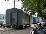 Einige abgestellte Personen- und Gterwagen im Bahnhof Ha Noi am 17.12.2012.