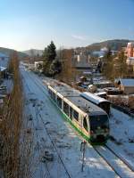 Vogtlandbahn 654 033 (VT33 'Karlovy Vary/Karlsbad') als VBG83117 in Klingenthal, 20.12.09.
