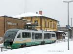 Vogtlandbahn VGB Desiro von Schwandorf nach Hof bei der Ausfahrt aus Bf. Oberkotzau vor dem EG und dem Stw. 4.02.2010 .Das grosse Empfangsgeb�ude ist komplett leer, keine Schalterhalle offen, alles verbrettert und dem Untergang geweiht. Schlimm. Bei dem Anblick kam mir der Gedanke dass die DB AG wie die alte DDR ist, bzw. wohl deren Weg gehen wird. Alles wird niedergewirtschaftet und �berall rausgezogen wegen des geplanten B�rsenganges. Dann, sp�ter, wird man sich wohl �bernehmen lassen und jemand anderes darf den Wiederaufbau teuer und bitter bezahlen...... Der geneigte Leser m�ge mal dar�ber nachdenken...