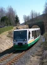 654 033 (VT33 Karlovy Vary/Karlsbad ) als VIA/VBG83144 in Klingenthal, 8.4.010. ...