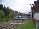 V.l.n.r.: 654 046 (VT46) als VBG83123, dahinter unsichtbar VBG83223 und ...